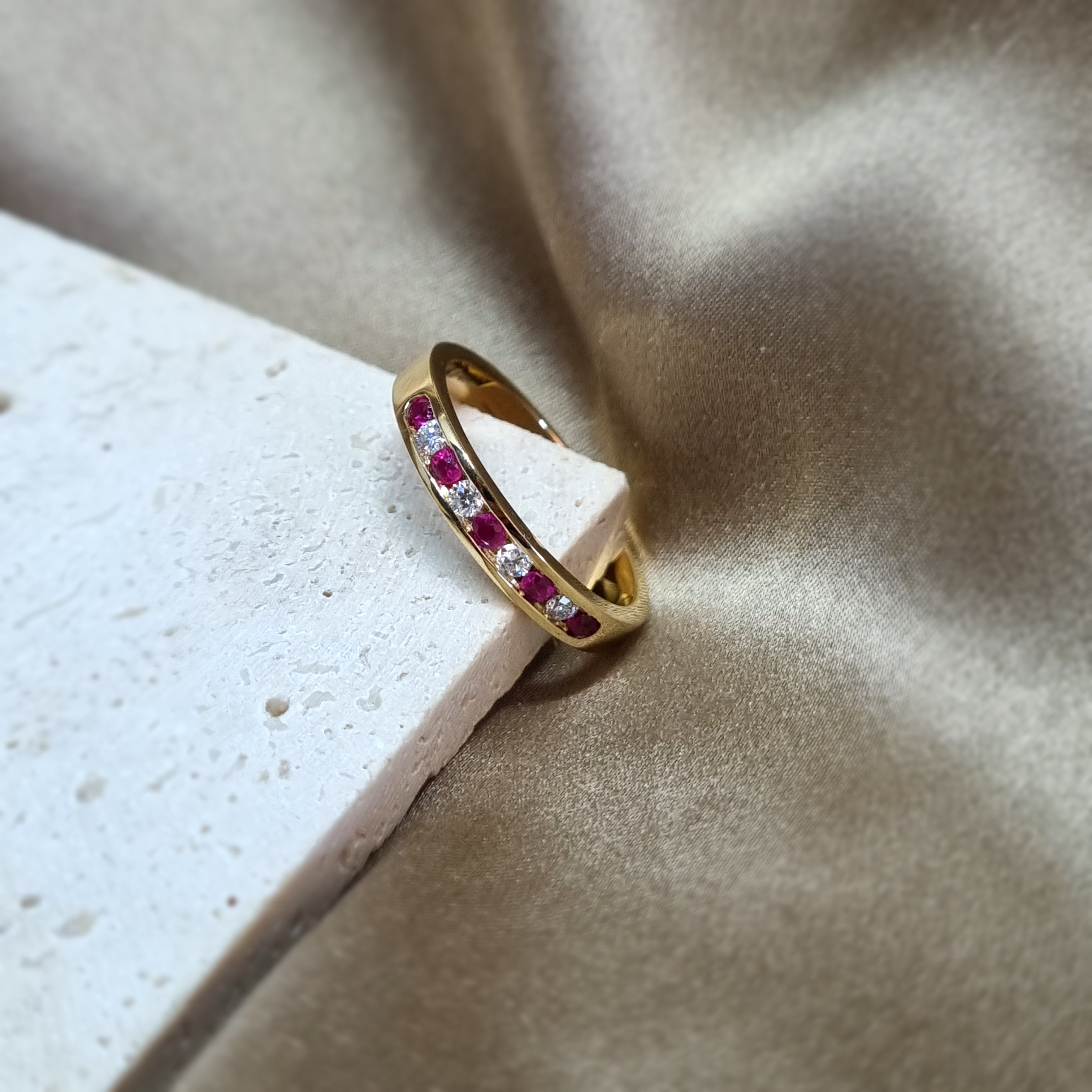 Cintillo de brillantes y Rubí