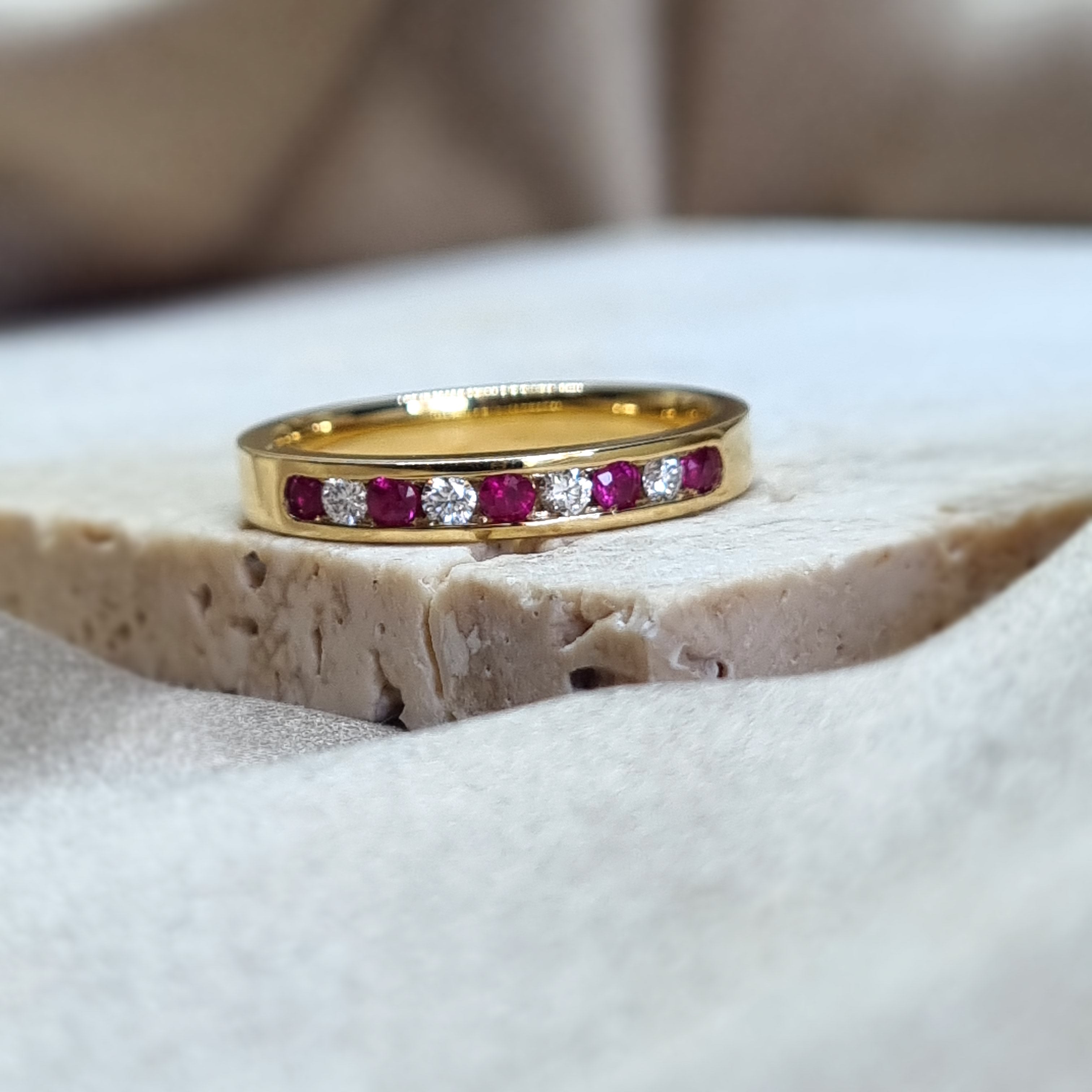 Cintillo de brillantes y Rubí