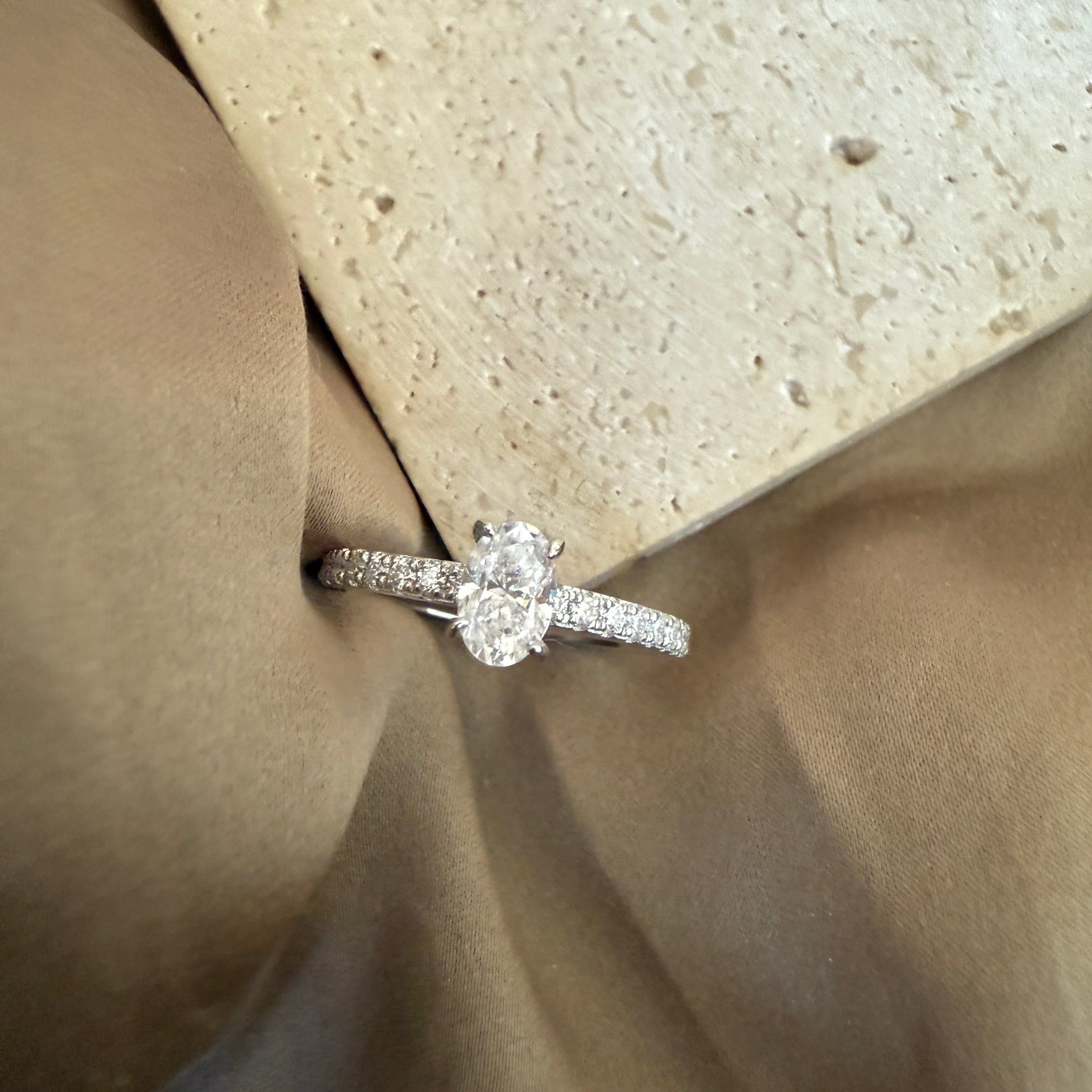 Solitario Oval Zinnia