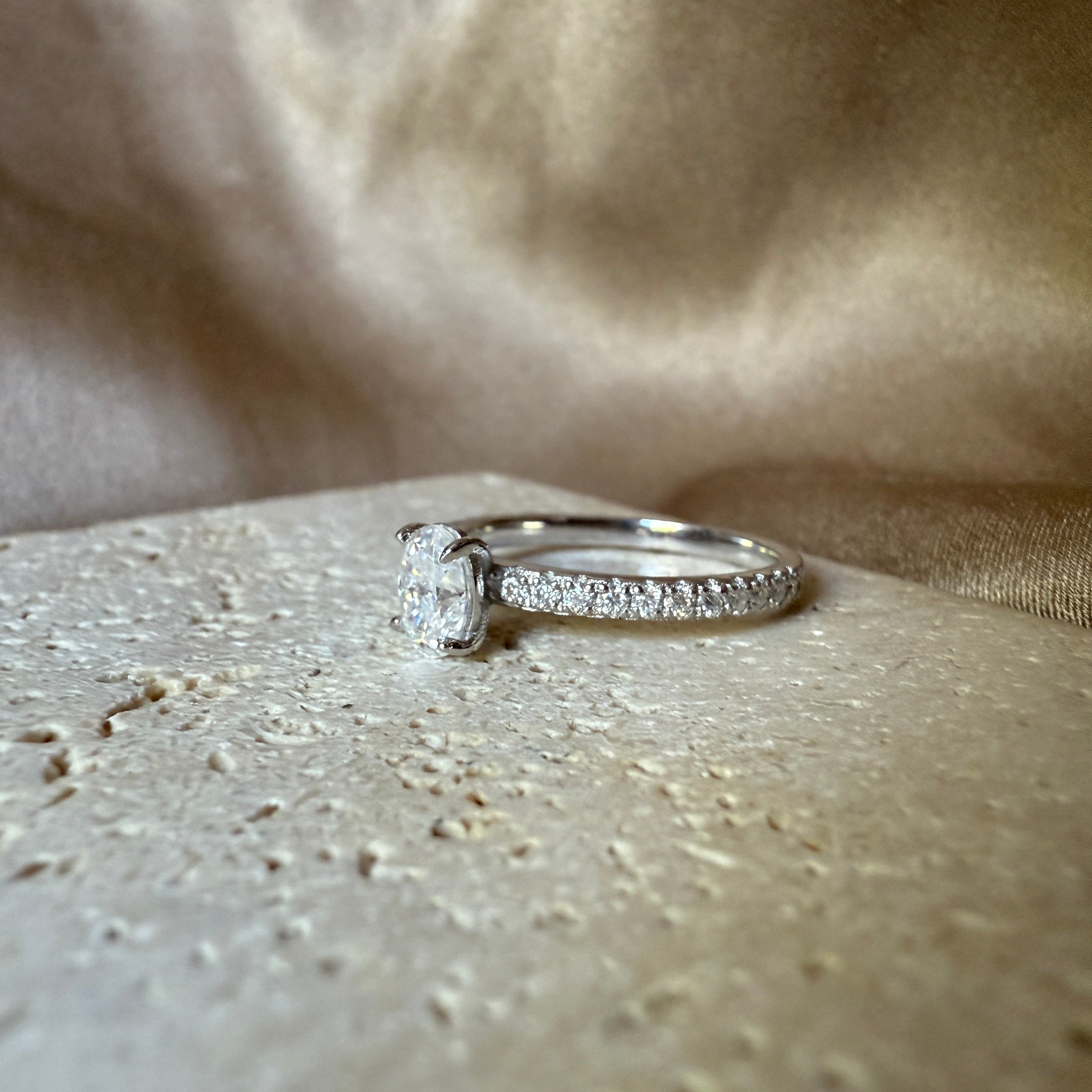 Solitario Oval Zinnia