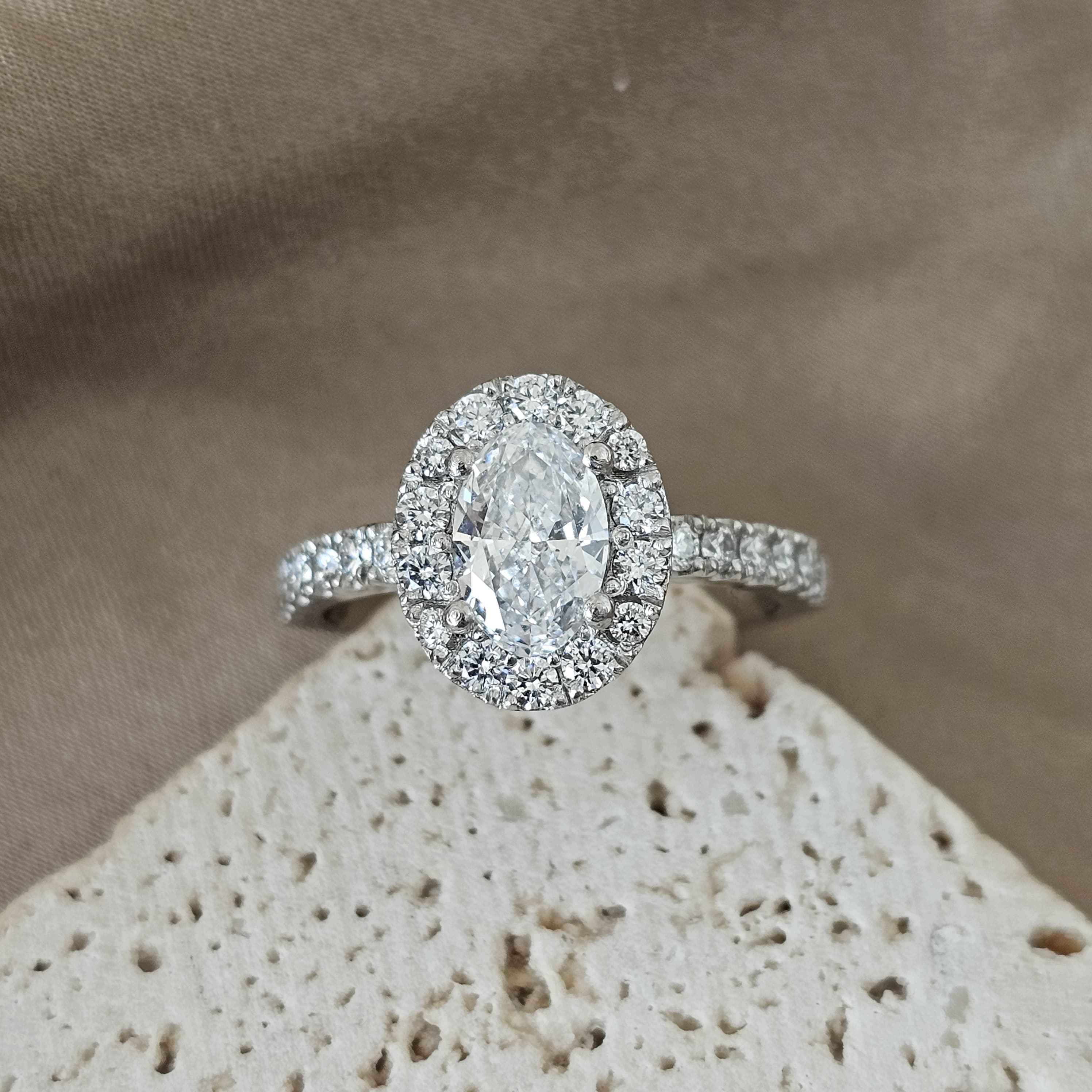 Anillo Ovalia