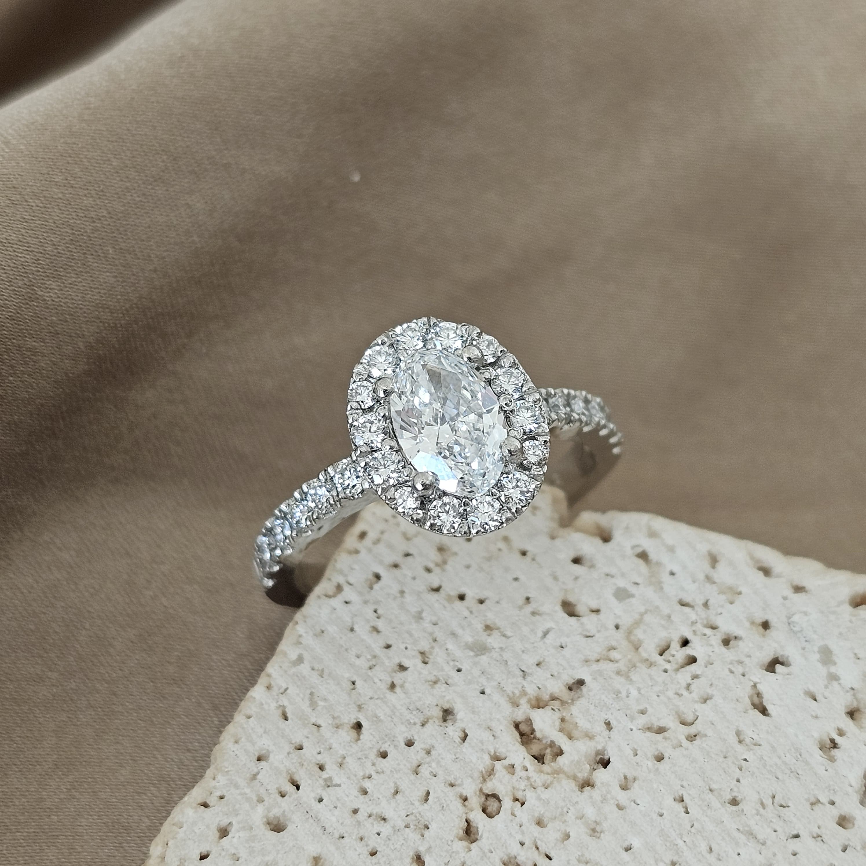 Anillo Ovalia