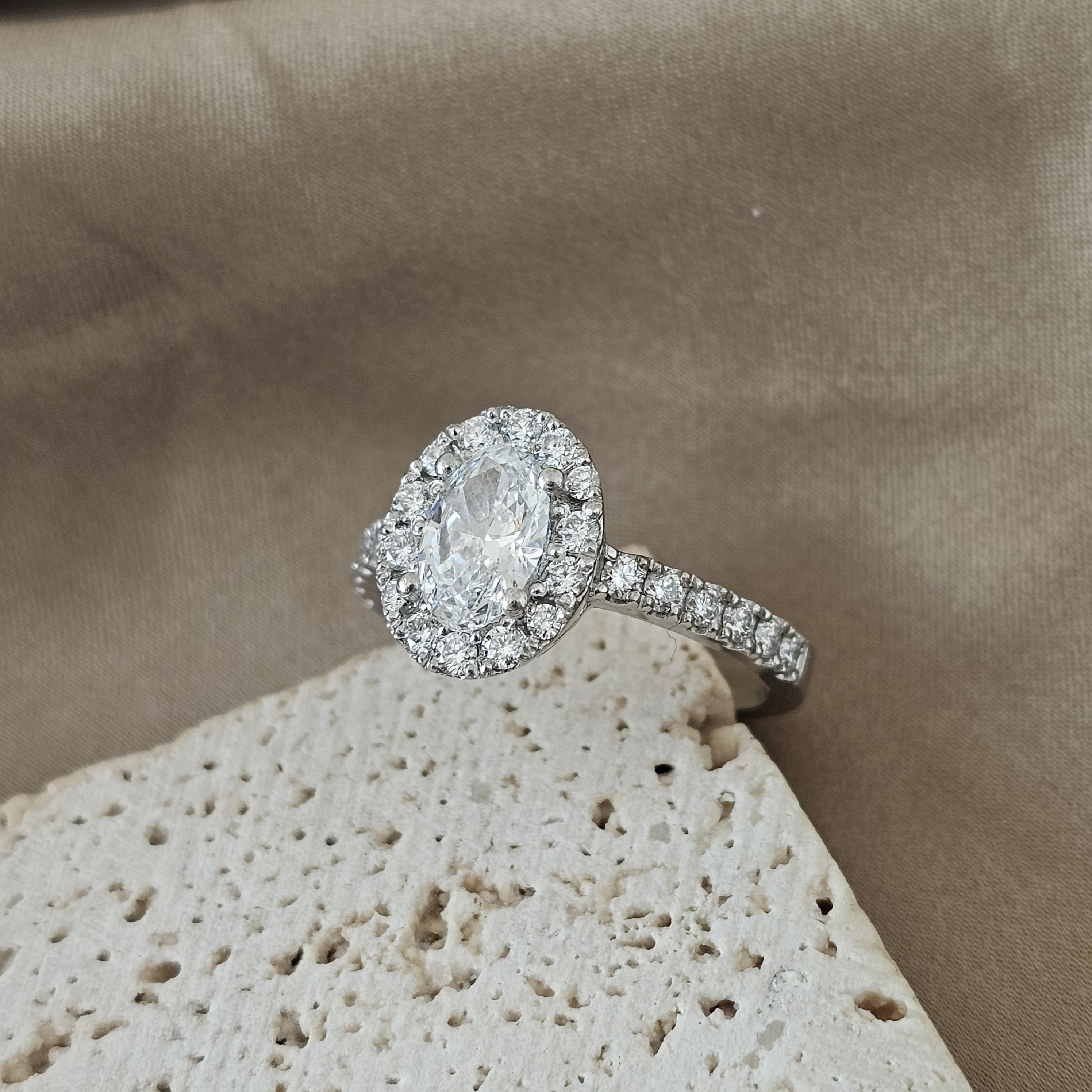 Anillo Ovalia