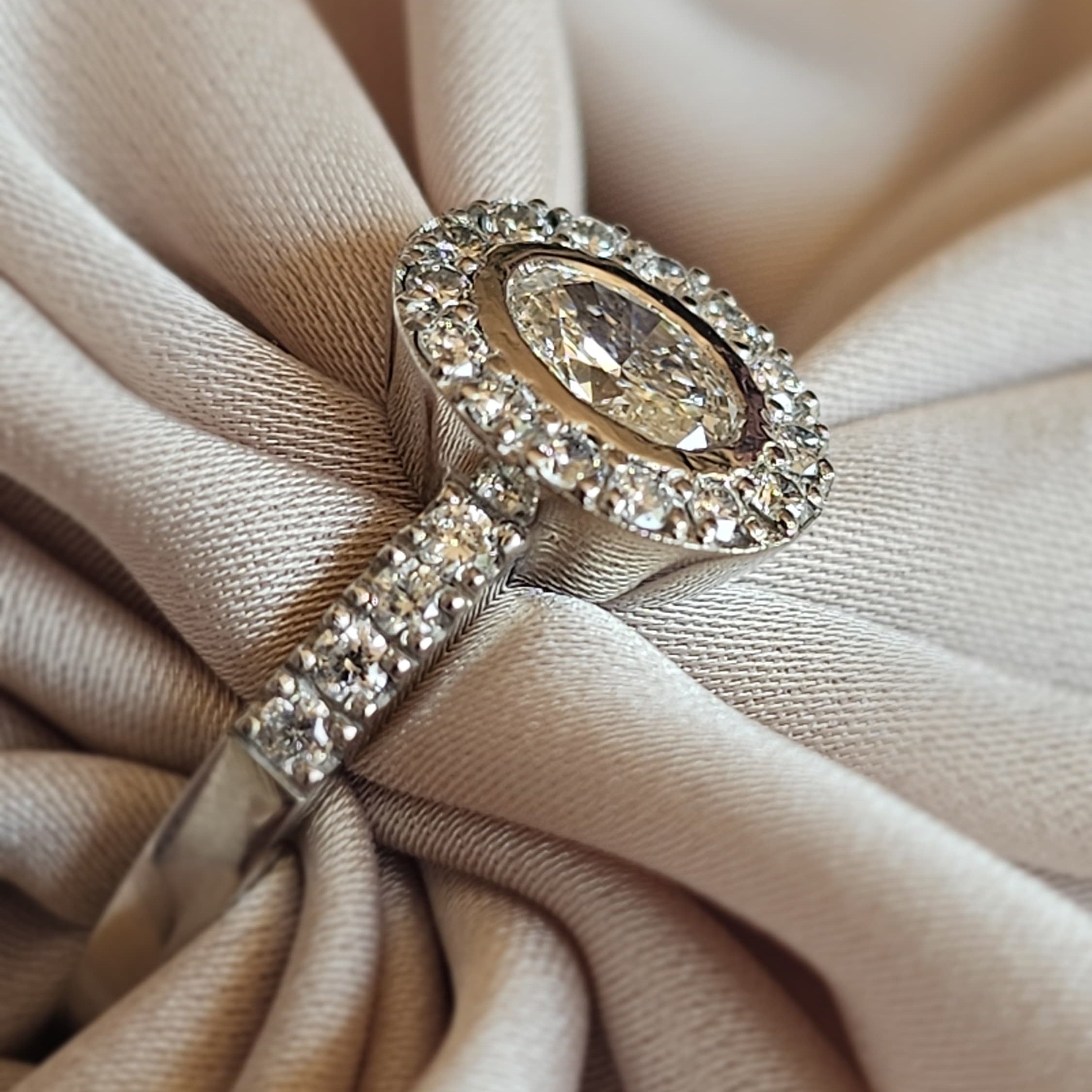 Anillo Ovalia Bisel